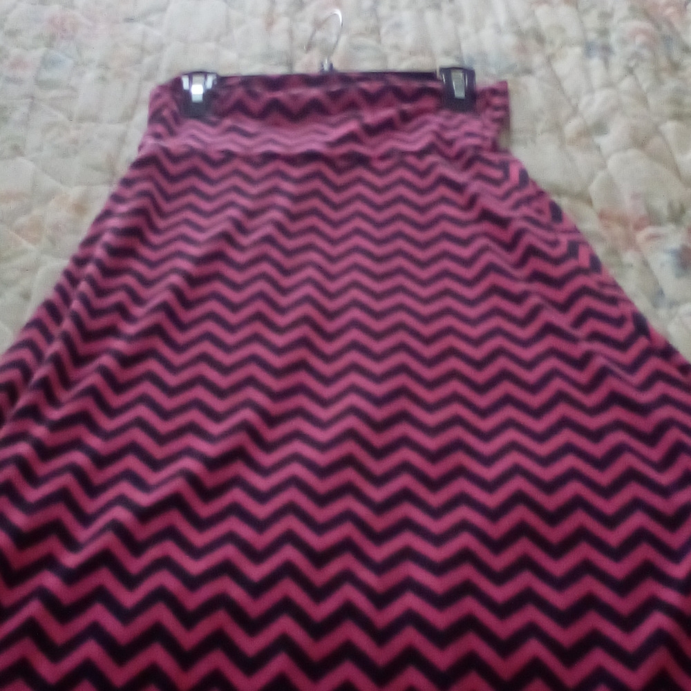A skirt black and maroin